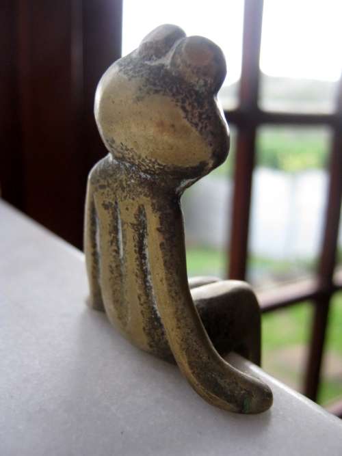 Solid Brass Frog - book/shelf decoration