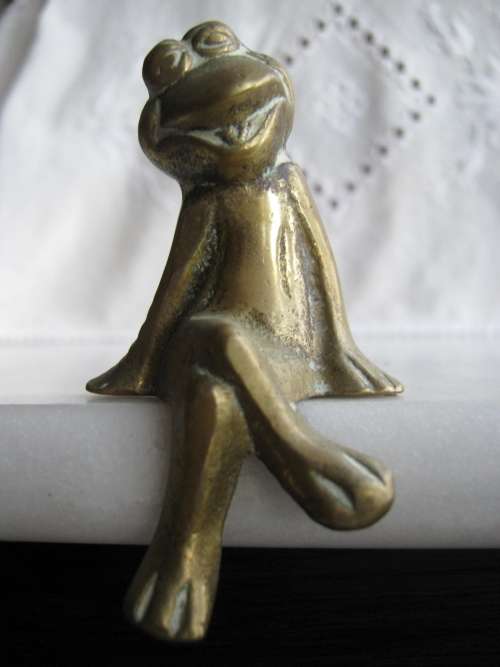 Solid Brass Frog - book/shelf decoration