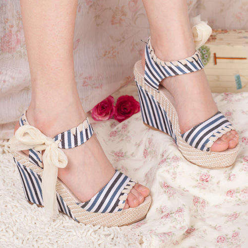 LADIES WEDGE SHOES IN BLUE   (SIZE  2.5 - 6)