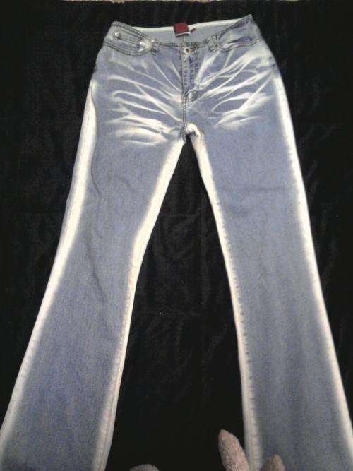 STUNNING!!!!  LADIES LIGHT BLUE JEANS,, size 28-32
