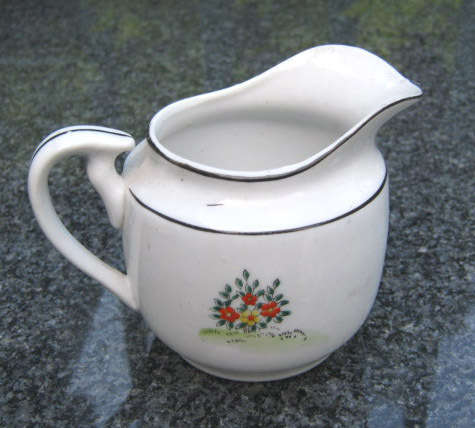 VINTAGE MILK JUG / Creamer - Shows a Cottage