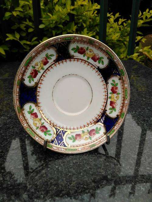 PRETTY VINTAGE SAUCER - Made in England - (Crown Pottery ?)