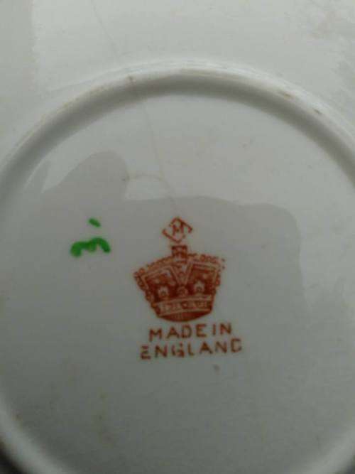 PRETTY VINTAGE SAUCER - Made in England - (Crown Pottery ?)