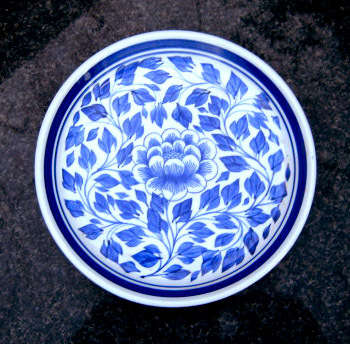 BLUE AND WHITE DECORATIVE PLATE