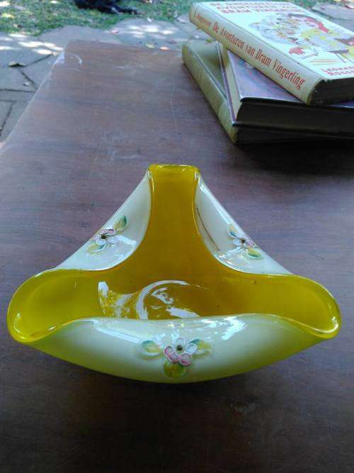 STUNNINGLY DECORATED VINTAGE YELLOW GLASS ASHTRAY