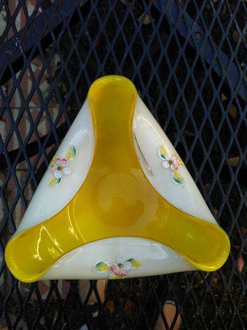 STUNNINGLY DECORATED VINTAGE YELLOW GLASS ASHTRAY