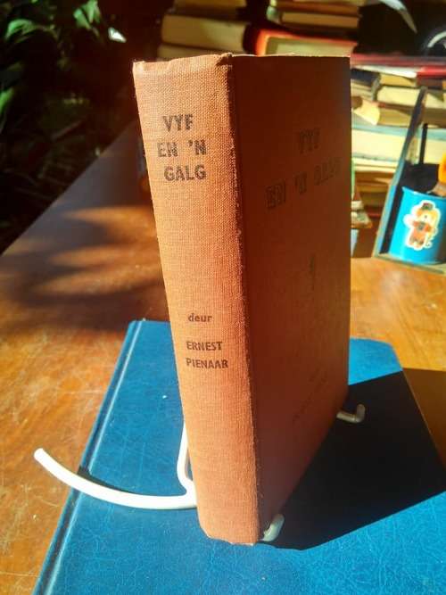 PIENAAR, Ernest -  Vyf en 'n Galg - (Hardeband)