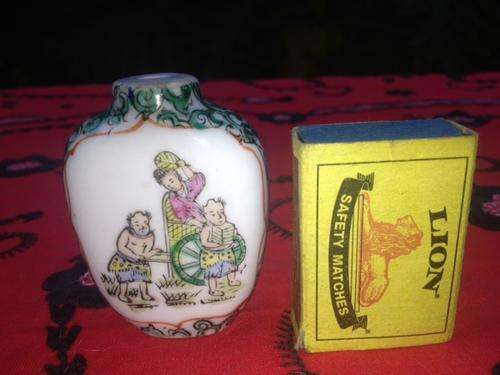 PERFUME BOTTLE - Antique Chinese.