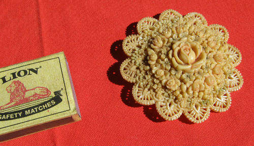VINTAGE BAKELITE (?) BROOCH - Round Rose Motive - (ca 1940)