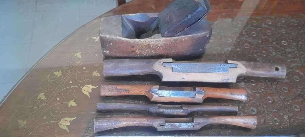 Rare wooden plane & 4 shavers. See photos