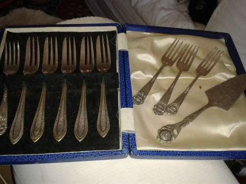 Selection of 9 EPNS cake forks and one small cake lifter