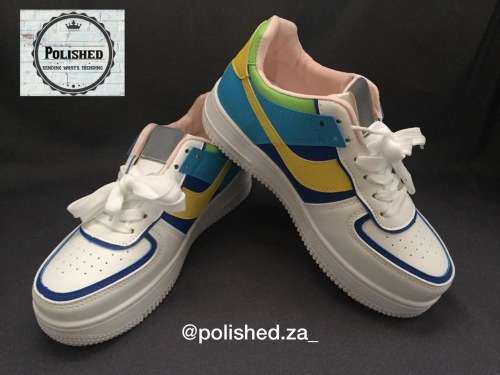 TC Ladies Tackies - Size 8