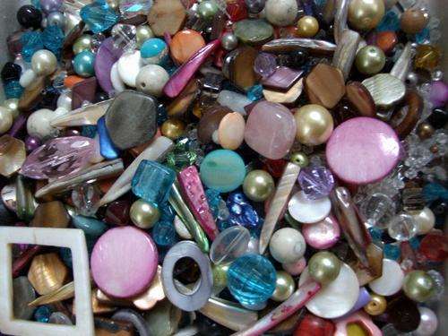 ++MIX BAG OF BEADS 577GR + EXTRA CONTAINER OF FINDINGS++