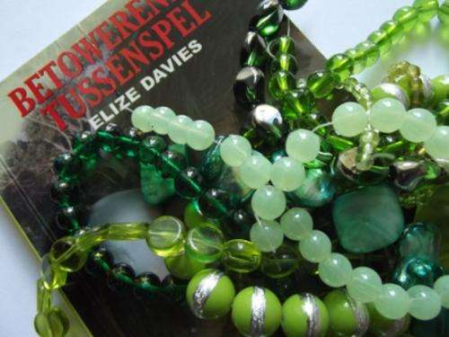 +-4500pc GREEN BEADING KIT INCLUDING ROMANCE NOVEL