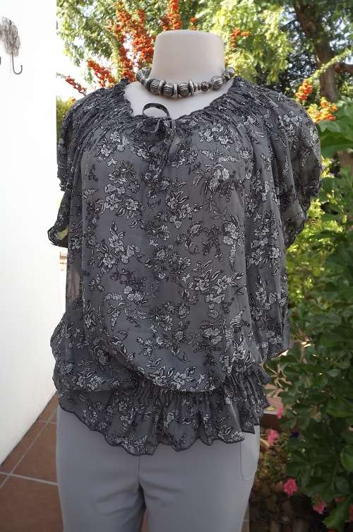 Grey floral creased polyester top with wide elasticated neckline.size 46/22.Elasticated middle