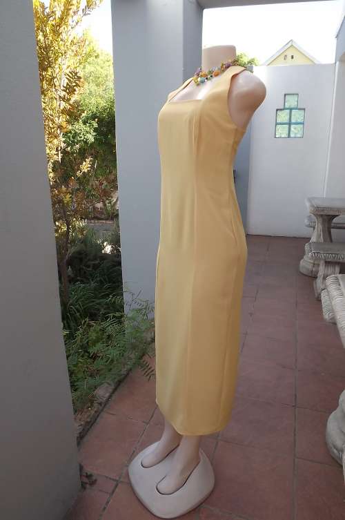 Fabulous butter cup yellow.Raoul dress size 32/8.Sexy crossover back detail.Long sleek dress