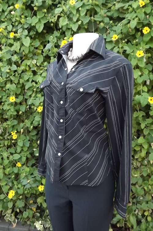 Black and white cotton stretch casual top by Insync size 36/12.Close on front with press buttons