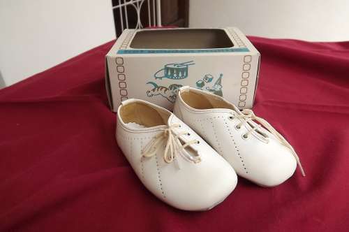 Pair of size 2 white baby shoes(Fairy Shoes) Het Gouden Muiltjie.Made in Nederlands.As new.