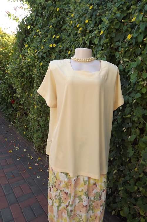 Corn colour Boutique made top in textured polyester size 46/22.Short cut-on sleeves