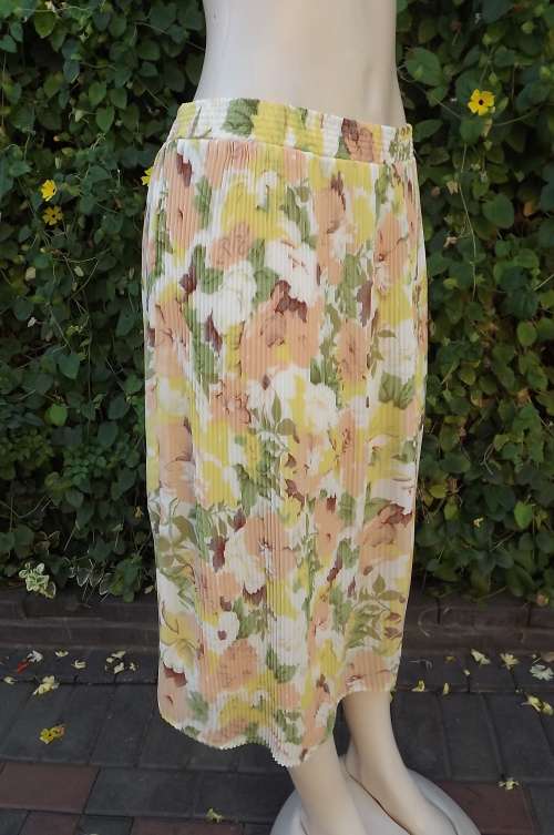 Permanent pleated sheer polyester Floral skirt.Soft pastle colours. Size 42/18.  Good condition.