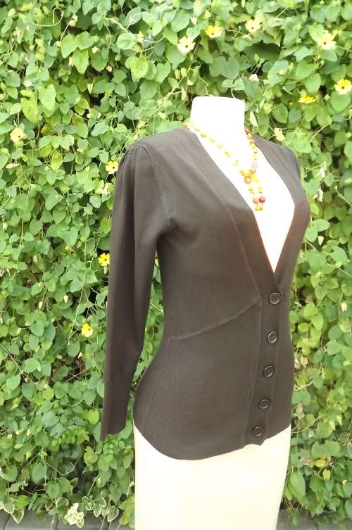 Choc brown button down V neck cardigan. Size 34/10 in acrylic Knit. Used but in good condition.