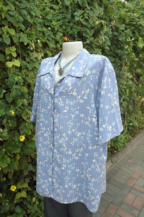 Gorgious prriwinkle colour short sleeves blouse in bubble sheer polyesster size 50/26 by Donna Clair