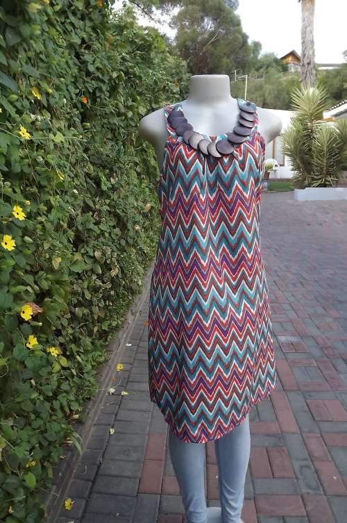 Cute short colourfull dress in Zig Zag pattern size 32/8 by Mozaic.
