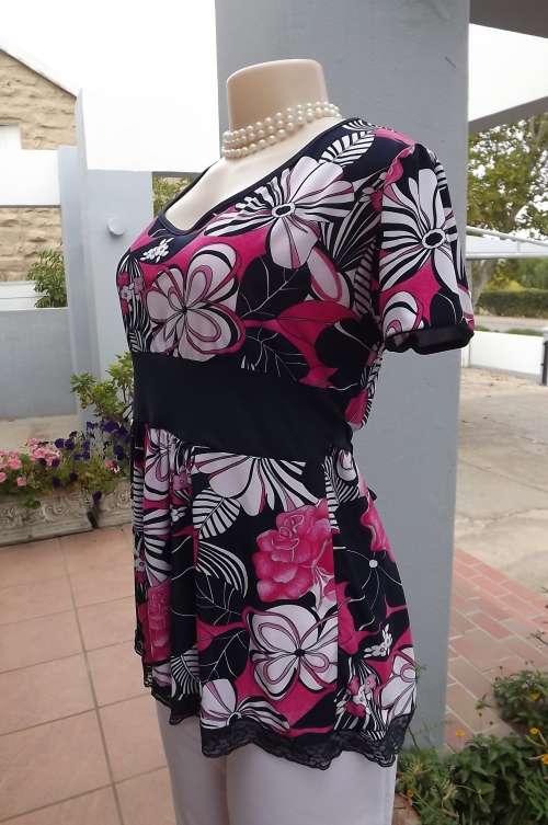 Pretty Prima Style stretch polyester top in pink and black.Size 36/12