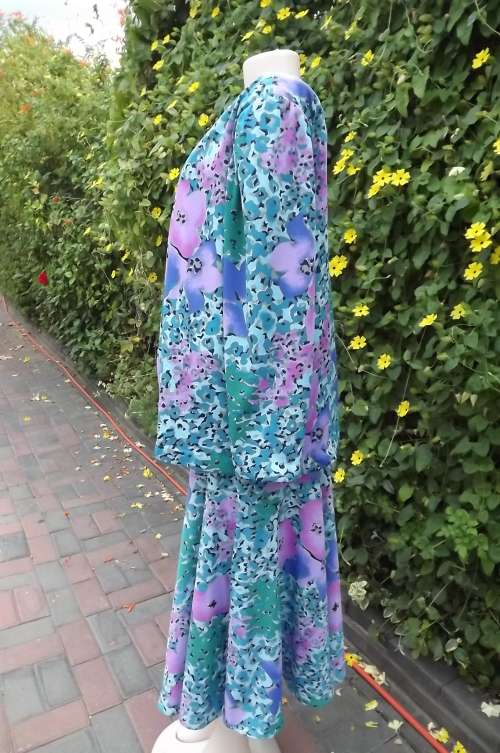 Fabulous two piece bold patterned vintage outfit in turquoise and lilac size 44/20. Eyecatching!