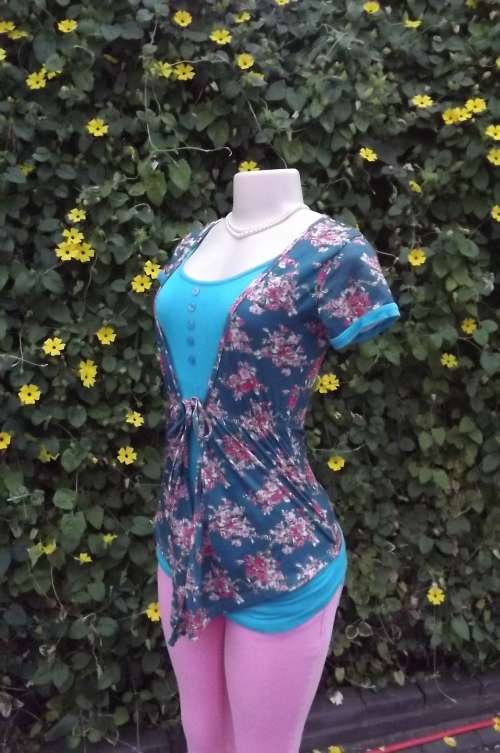 Pretty teal coloured floral open hanging outer top.Turquoise front inlay.Size 32/8 by Spring Girl