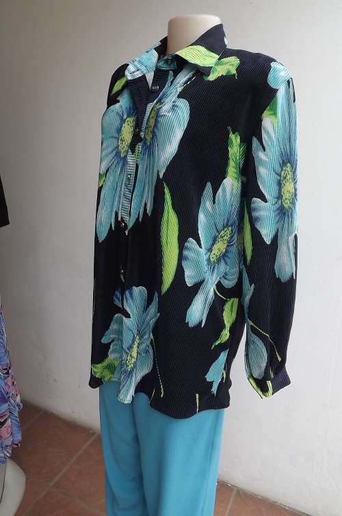 Fabulous navy blouse with bold blue floral print Size 48/24.Polyester fabric