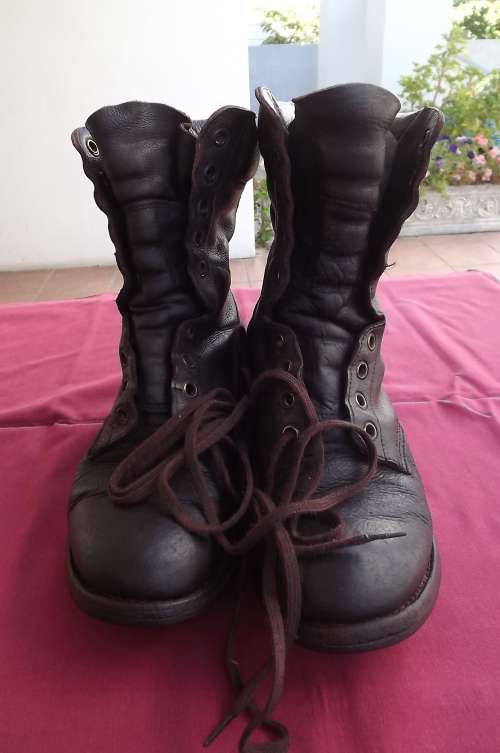 Pair of SADF genuine leather DWS 2012 boots in good used condition. Size 7.5/262