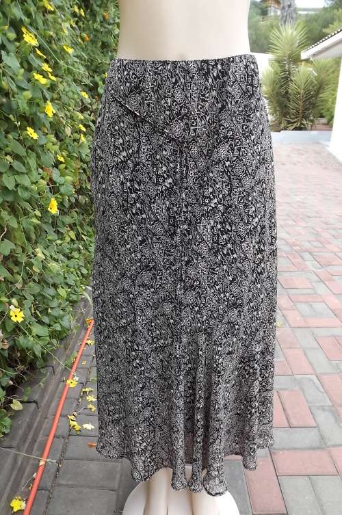 Ankle lenght monochrome sheer polyester skirt size 42/18 by Zeta.Lined with A symetrical hemline