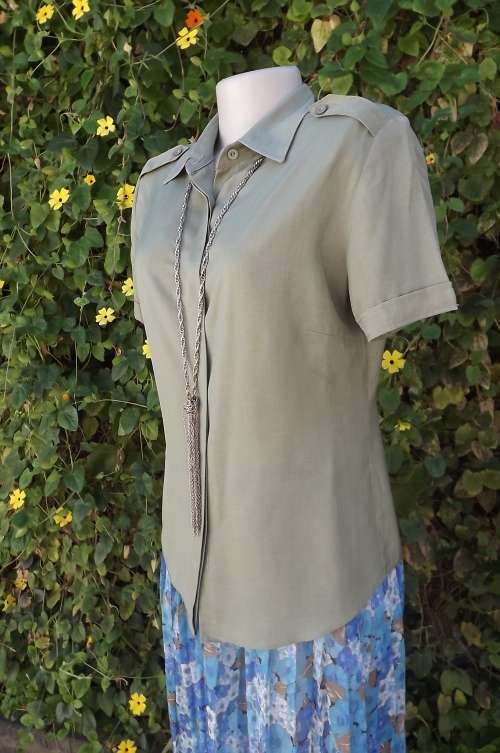 Fabulous army green short sleeve shirt in 100% glam polyester size 34/10 by Exact