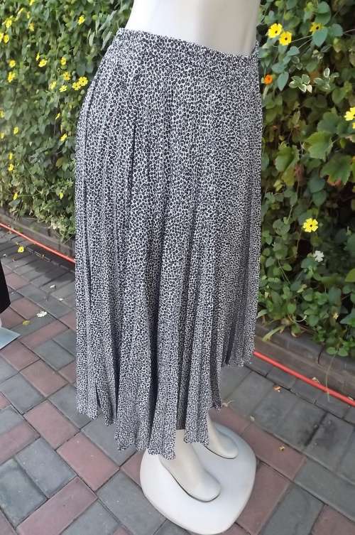 Stunning full circle flare skirt with permanent pleats.Size 42/18 by Largely Feminine