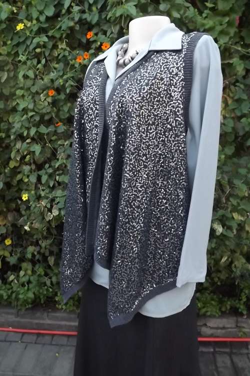 Glamorous waterfall gillet in grey acrylic knit.Size 38/14 by CheroKee.