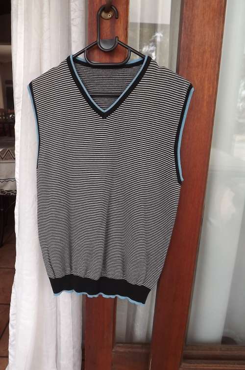 Smart sleeveless pullover from Woolworths in size small - chest 96cm in 100% cotton knit