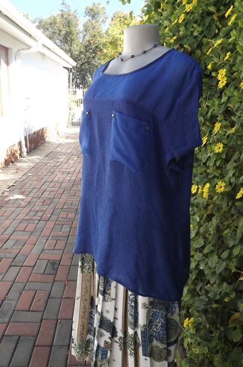 Royal blue loose pullover top with short sleeves size 40/16.In polyester/rayon fabric.