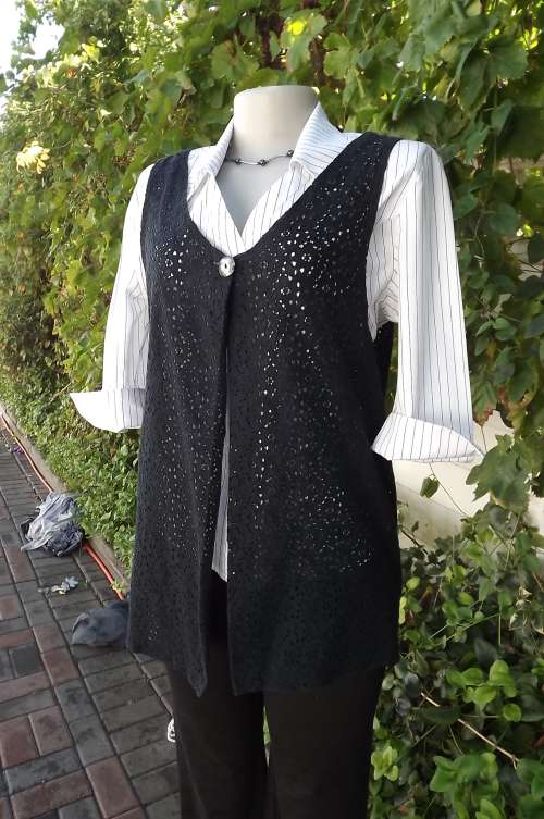 Black cotton lace fabric waistcoat in size 38/14 by Alliance.Close with 1 button on front.Good cond