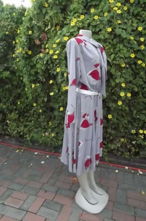 Vintage silver grey dress with permanent pleated skirt.Size 42/18.Banded collar with tie on front