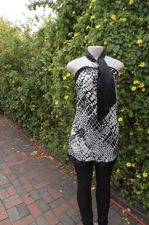 Black and white sheer polyester top in animal print size 32/8 by Mia.Black halter neck strap