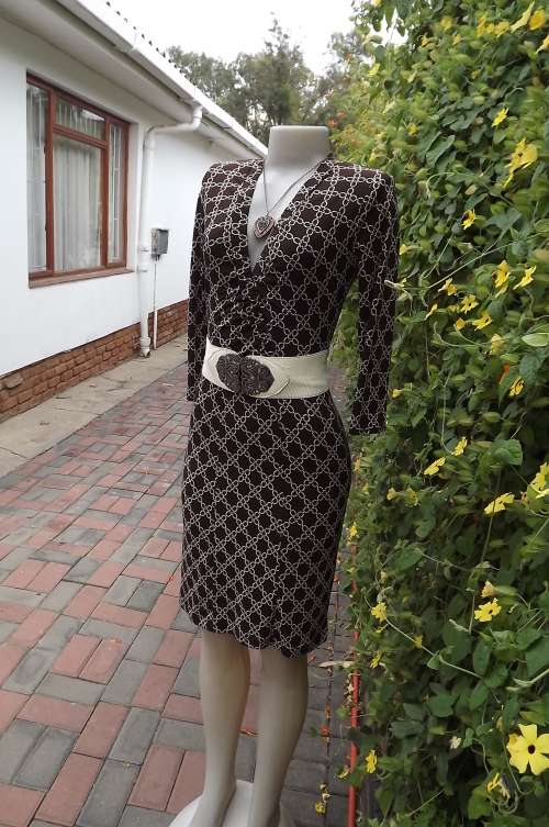 Attention grabing brown body con dress with beige chain pattern.By Truworths size 30/6