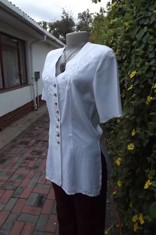 Beautiful white embroidered long tailored top size 34/10 by Merien Hall.Button down front