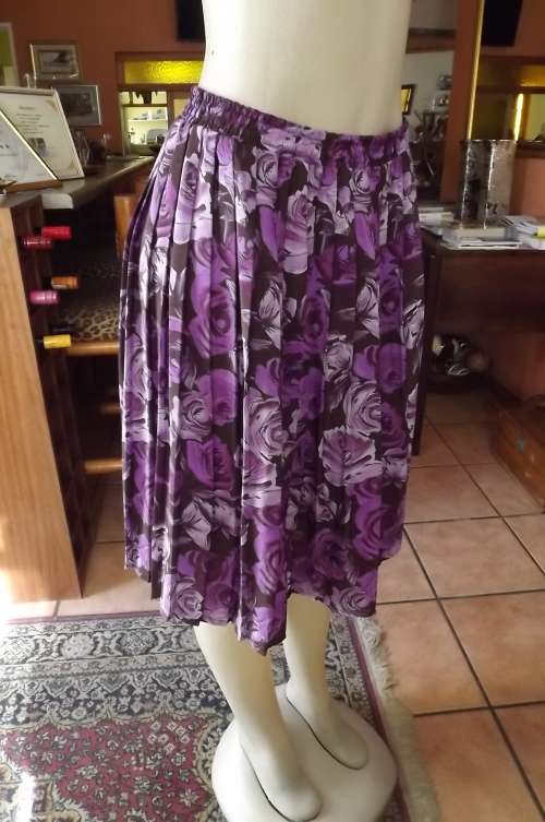Beautiful purple floral permanent pleated Midi skirt by AREZZO Fashion Wear size 38/14.