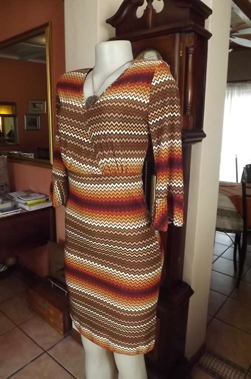 Smart dress in horizontal zig-zag pattern.Brown,brick and beige.Size 32/8.Stretch polyester