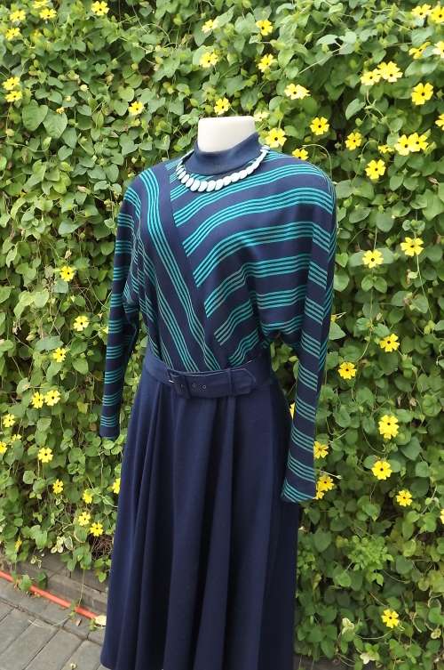 Jane LanFord vintage dress in Navy Jersey Fabric size 36/12.With dolman sleeves and crew neck