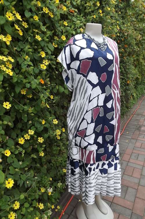 Beautifully Patterned Navy, Pink & White Silky Jane Paris Dress in size 18/42 - new condition