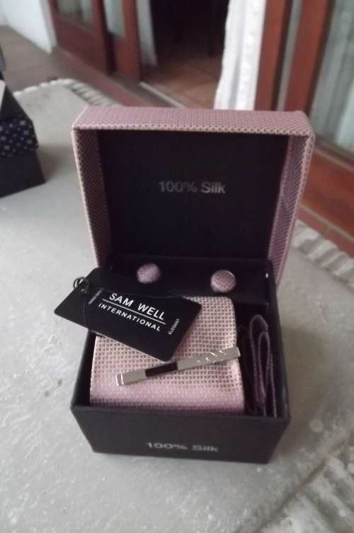 Soft pink and lavender elegant tie set.New in box with cuff links,tie clip and hanky .
