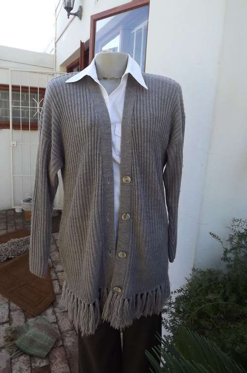 Long light brown open V cardigan by Kelso in acrylic knit.Size 40/16 In Rib stitch