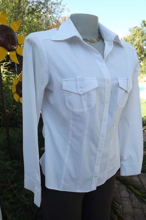 White cotton stretch fitted top by Daniel Hechter Paris in size 36/12.V front with collar.